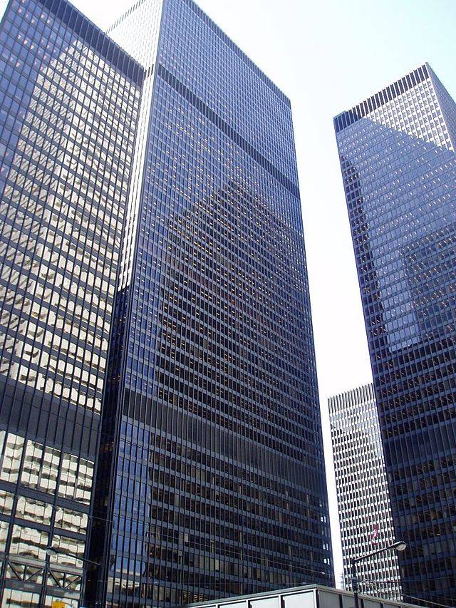 1993: Právnik sa zabil pádom z 24. poschodia v Toronto-Dominion Centre. Snažil sa ukázať návštevníkom, že tam majú nerozbitné okná a hodil sa do neho. Okno sa naozaj nerozbilo. Avšak, otvorilo sa.