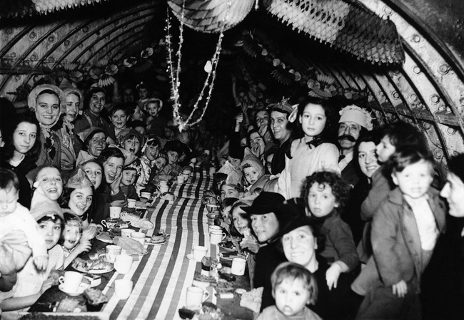 Deti v Londýne oslavujú Vianoce v podzemnom kryte (1940).