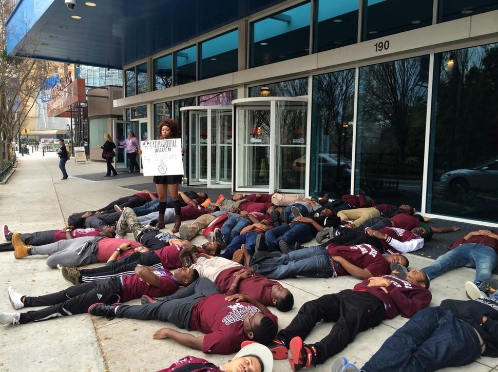 Študenti sa zúčastňujú demonštrácie, po smrti Erica Gardnera, ktorého zabili policajti, a bolo voči nim zastavené trestné stíhanie. November.