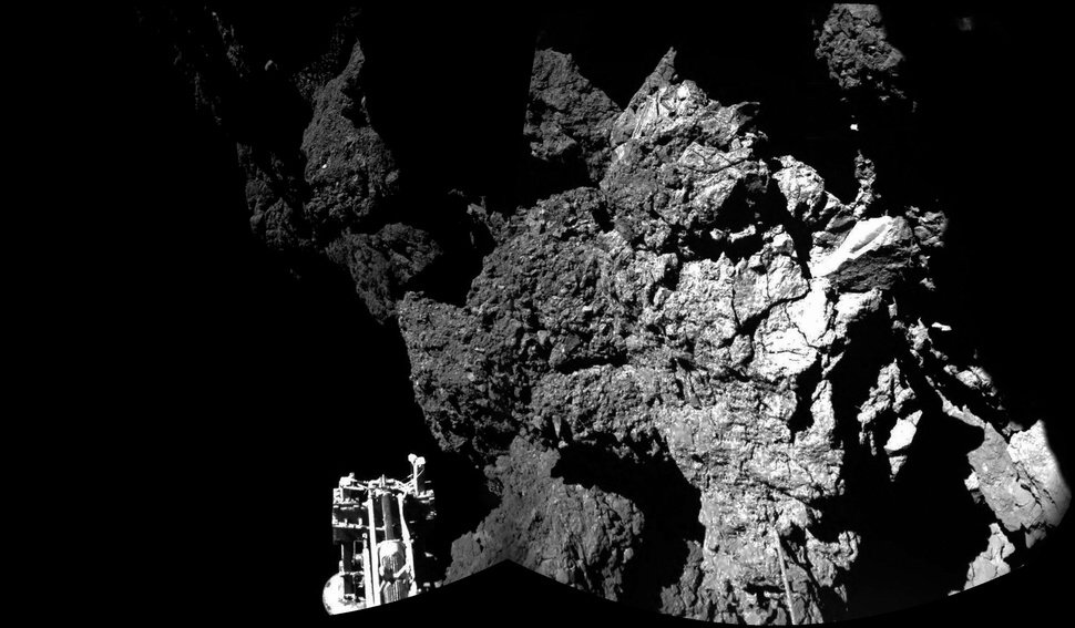 Fotografia lode 67P / Churyumov-Gerasimenko ktorej sa podarilo pristáť na kométe. Precestovala 3 bilióny míľ aby mohla pristáť na tejto 2,5 míľ veľkej kométe. November.
