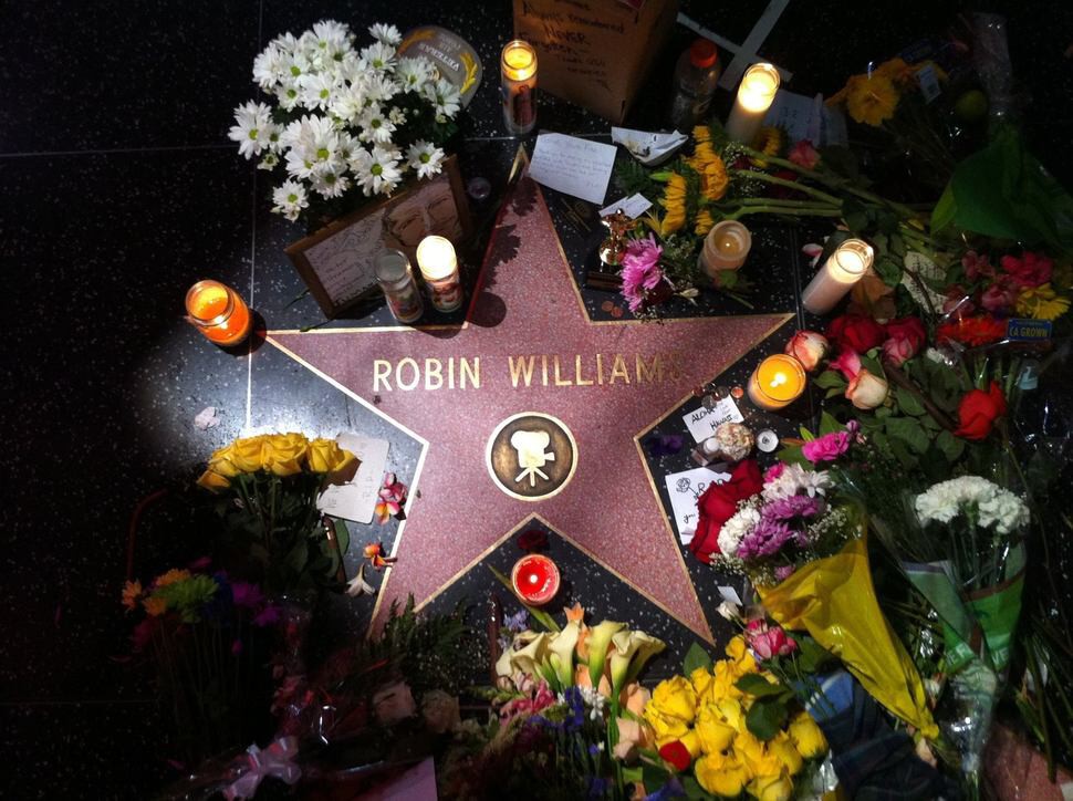 Hviezdu Robina Williamsa na chodníku slávy zdobia kvety a sviečky po jeho smrti v auguste.