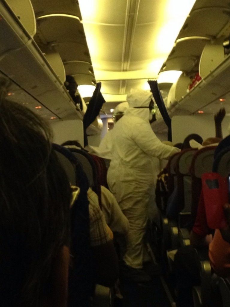 Letušky letu zo západnej Afriky sú kompletne oblečené v ochrannom výstroji kvôli Ebole. Tá nakazila vyše 17 - tisíc ľudí a zabila ich vyše 6500.