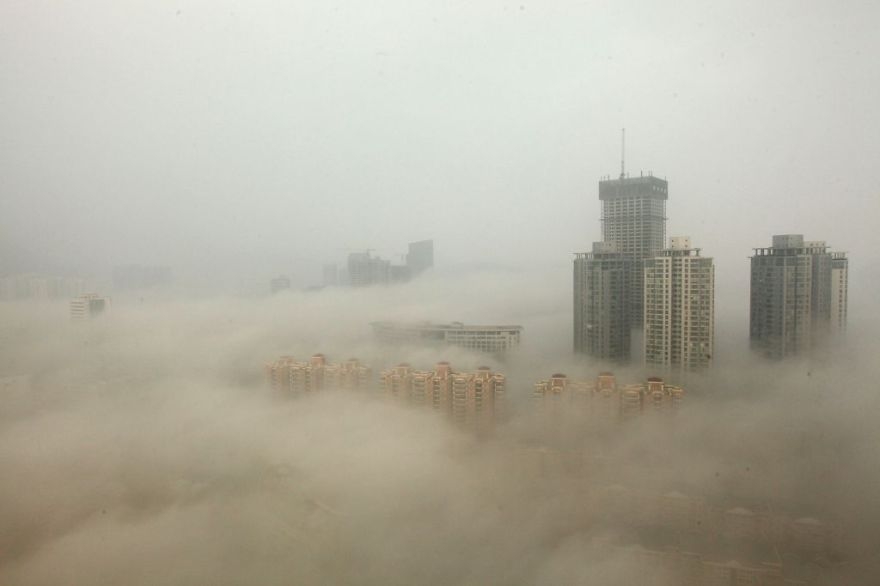 Budovy v Pekingu obklopené smogom.