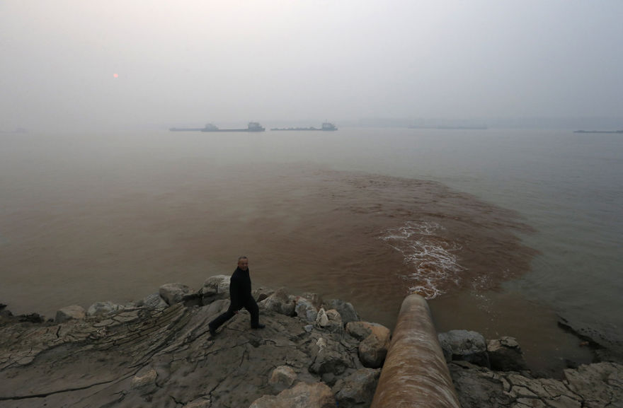 Ukážka znečisťovania rieky Yangtze.