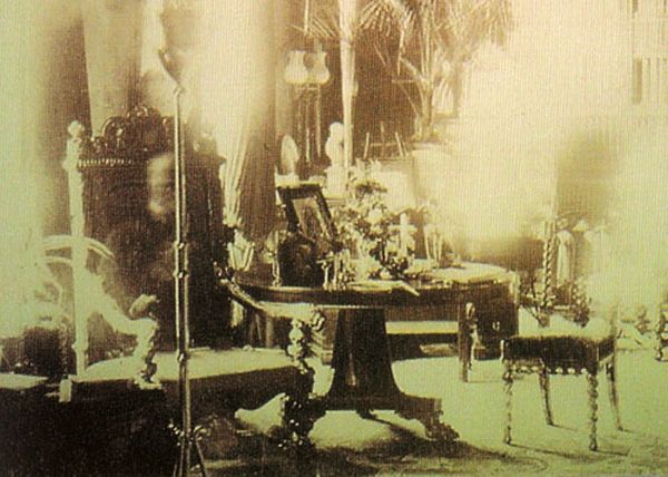Táto fotografia vznikla v roku 1891 v knižnici Combermere Abbey a jej autor je Sybell Corbet. Veľa ľudí verí, že na ľavo v kresle sedí Lord Combermere, ktorý sa vyznamenal vo viacerých vojenských misách. Fotografia bola odfotená počas Lordovho pohrebu po tom, čo bol zabitý konským povozom. V dome sa vtedy nenachádzal vôbec nikto. Asi iba Lord Combermere a fotograf Sybell Corbet.