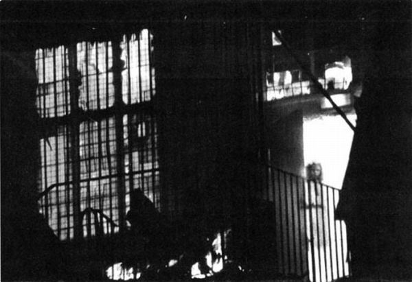 19. novembra 1995 vyhorela v Anglickom meste Shropshire miestna radnica úplne do tla. Jeden z obyvateľov, ktorý sa na celú udalosť pozeral z druhej strany ulice, Tony O'Rahilly, odfotil 200mm objektívom túto fotografiu, na ktorej zachytil na balkóne vyhorenej radnice malé dievčatko. Nether predložil túto fotografiu aj asociácii pre vedecké štúdium paranormálnych javov, ktorá potvrdila, že fotografia je skutočná a vôbec nie je zmanipulovaná. Ale kto je to dievčatko? MEstské legendy hovoria, že počas požiaru v roku 1677 vyhorelo v meste viacero domov. Požiar údajne založila mladučká Jane Chur, ktorá omylom zapálila sviečkou jeden z domov. Mnohí ľudia z mesta vravia, že v meste často straší a že ju videli počas niekoľkých udalostí v meste.