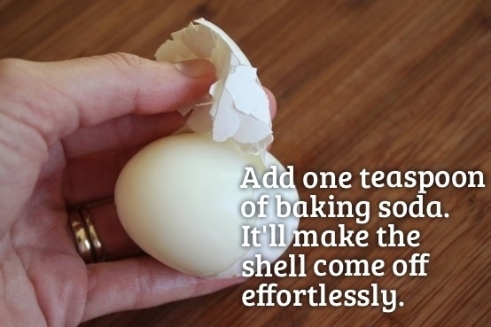 Ak pri varení vajcia pridáte do vody kúsok sódy bikarbóny, vajce bude lúpať priam božsky.