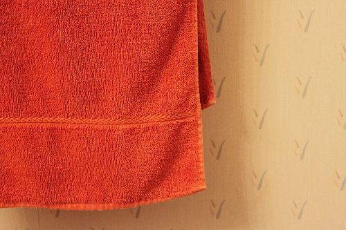 Ak máte v lete v izbe veľké teplo, rozprestrite navlhčený uterák ku oknu.