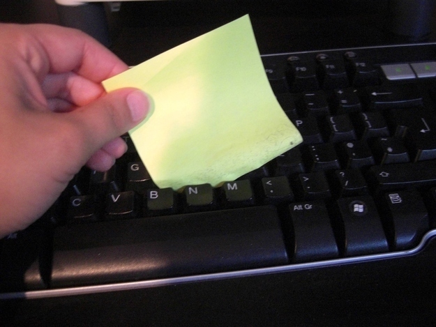 Máte špinavú klávesnicu? Pre jej vyčistenie použite lepiacu časť týchto papierikov.