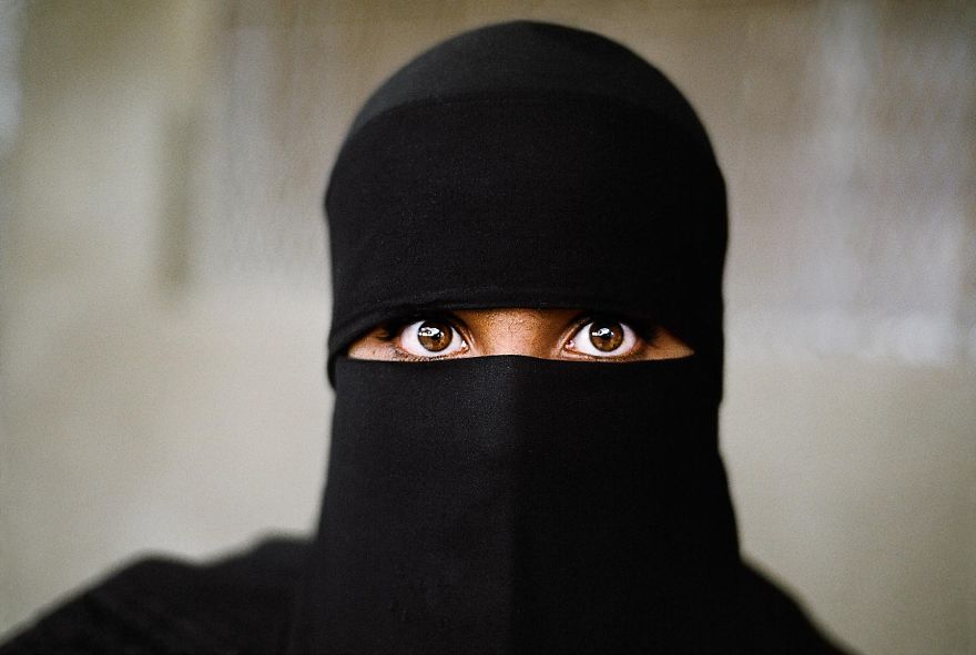 Oči sú zrkadlom duše, rozprávajúce vlastný príbeh. Moslimská žena oblečená v tradičnom hijab-e.