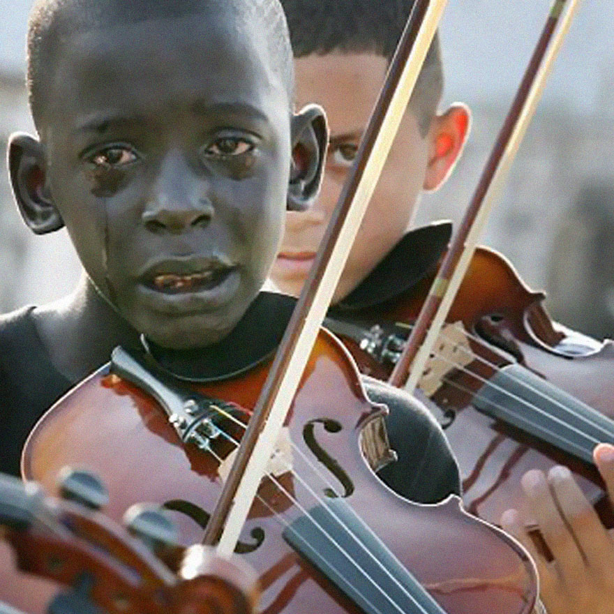 12 ročný Brazílčan Diego Frazao Torquato hrá na violu na pohrebe svojho učiteľa. 