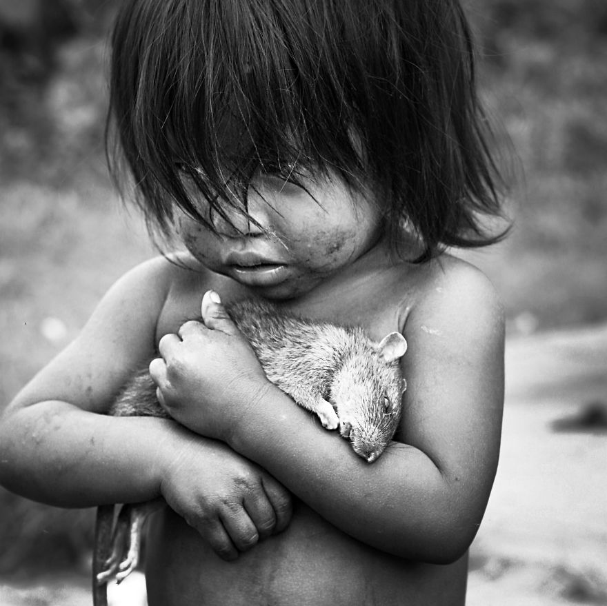 Maličká Guaraníjčanka drží pevne svojho potkana, ktorý zomrel. 