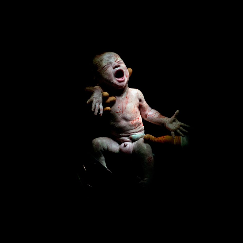 Mael, narodený 13. decembra 2013 o 16:52 hod., 2,8 kg. Odfotený 18 sekúnd po pôrode.