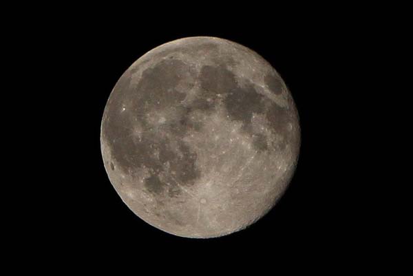 Každý rok sa Mesiac vzdiali od našej zeme o 3,8 cm.