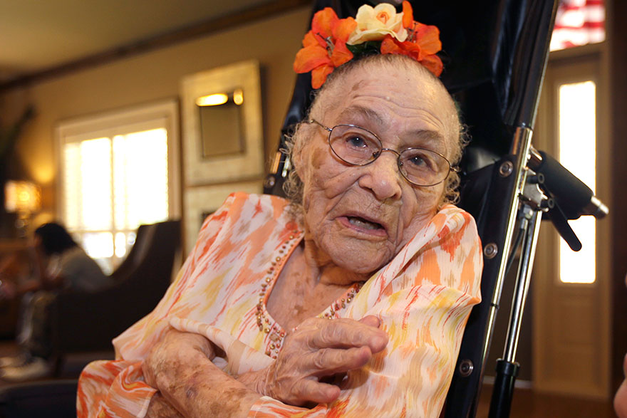 Druhým najstarším človekom na svete je Gertrude Weaver, ktorá sa narodila 4. júla 1898 v USA. Je zároveň najstarším žijúcim Američanom.