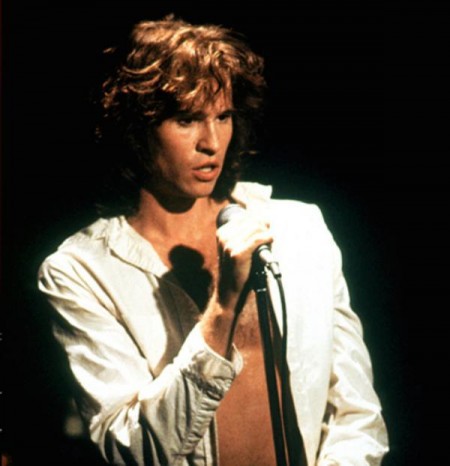 Val Kilmer sa vžil do role Jimma Morissona až tak dôsledne, že pôvodný členovia kapely The Doors nevedeli určiť, či spieva herec alebo to sú nahrávky Jimma. Val sa naučil spievať viac ako 50 pesničiek kapely The Doors.
