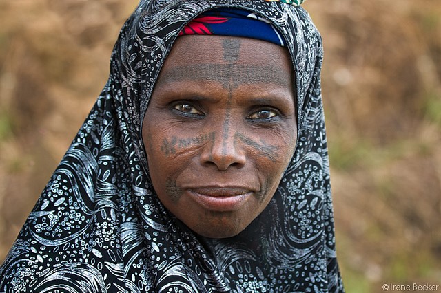 V západnej Afrike zase žije kmeň Fulani, v ktorom sa ženy môžu vydať až vtedy, ak majú potetovanú tvár. V našich tetovacich štúdiách by to nebol až tak veľmi bolestivý proces, ale týmto ženám sa tieto ornamenty maľujú na tvár pomocou kusu ostrého dreva. Au. 