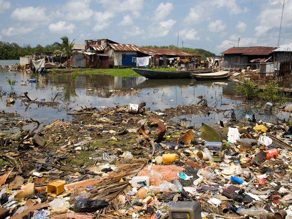 7 miliónov kilogramov odpadu sa každý rok odhodí do oceánov. Väčšina odpadu sú plasty.