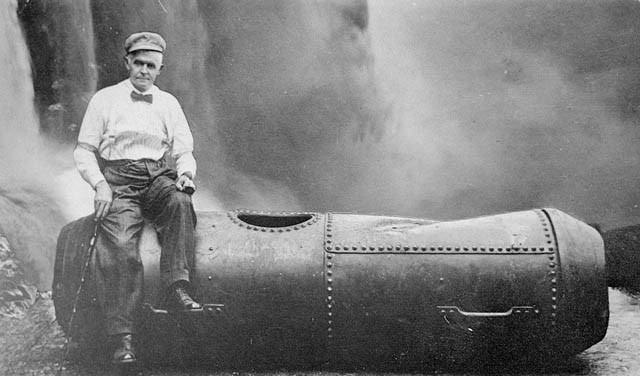 V roku 1911 sa odvážlivec Bobby Leach v sude preplavil cez gigantické niagárske vodopády. Prežil mnoho ďalších životunebezpečných nerozvážností. Nakoniec sa mu však roku 1926 stala osudnou šupka z pomaranča, na ktorej sa pošmykol a zomrel.