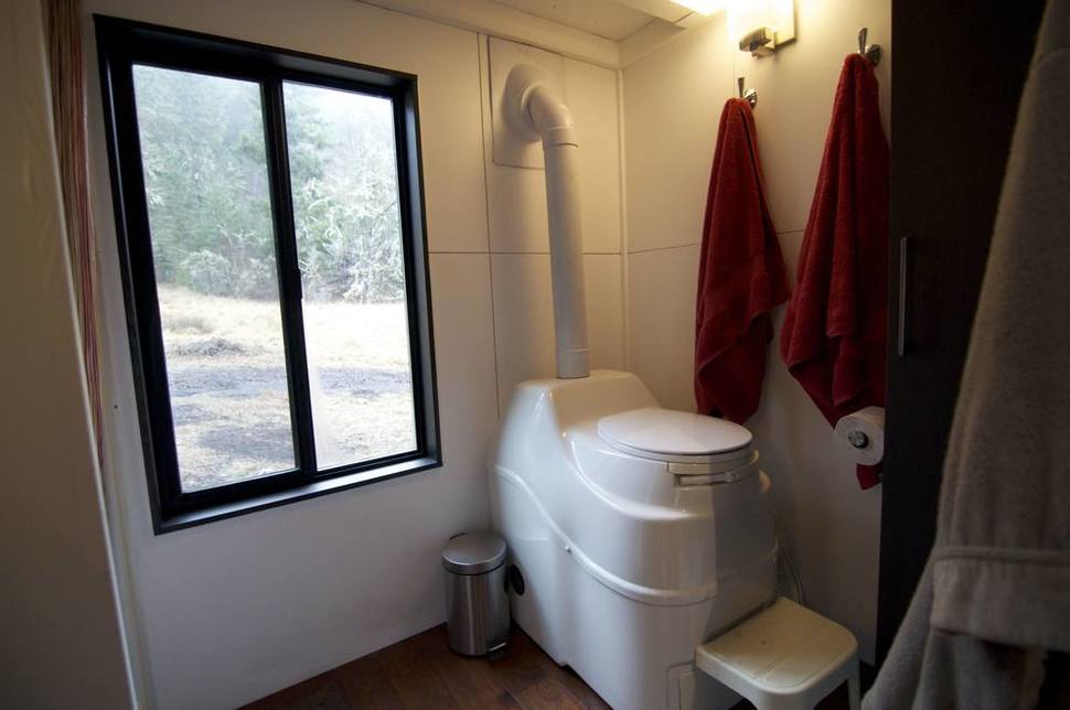 Kúpeľňa s úsporným systémom na ohrievanie vody. 