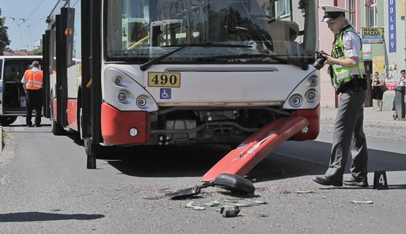 Tragická nehoda na juhu Slovenska Autobus zrazil chodca ten zraneniam