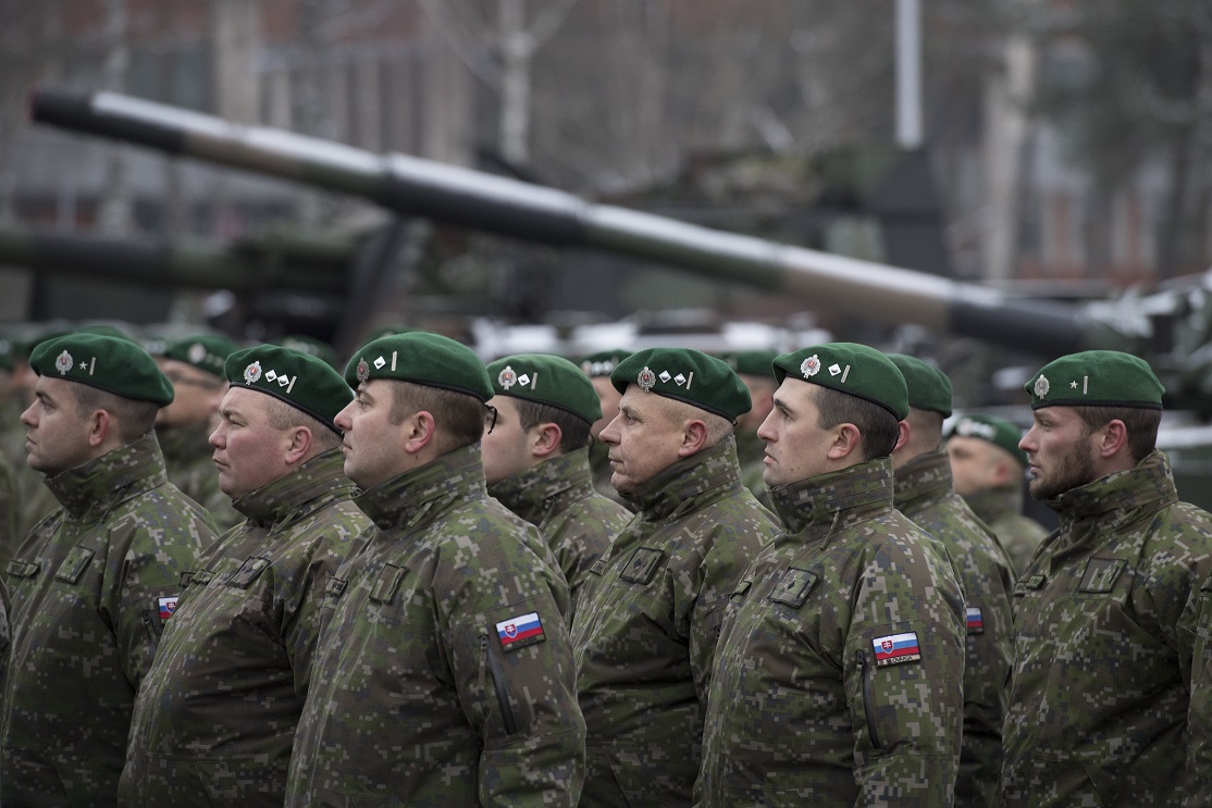 Na snímke slovenskí vojaci na základni Adaži v Lotyšsku