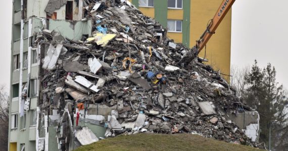 Tretí deň demolácie bytovky v Prešove