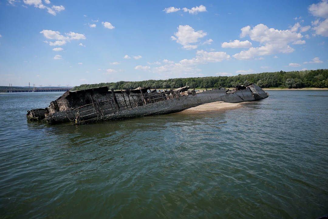 Eine große Dürre hat Wracks von Militärschiffen freigelegt, die mit gefährlichem Sprengstoff auf der Donau versenkt wurden