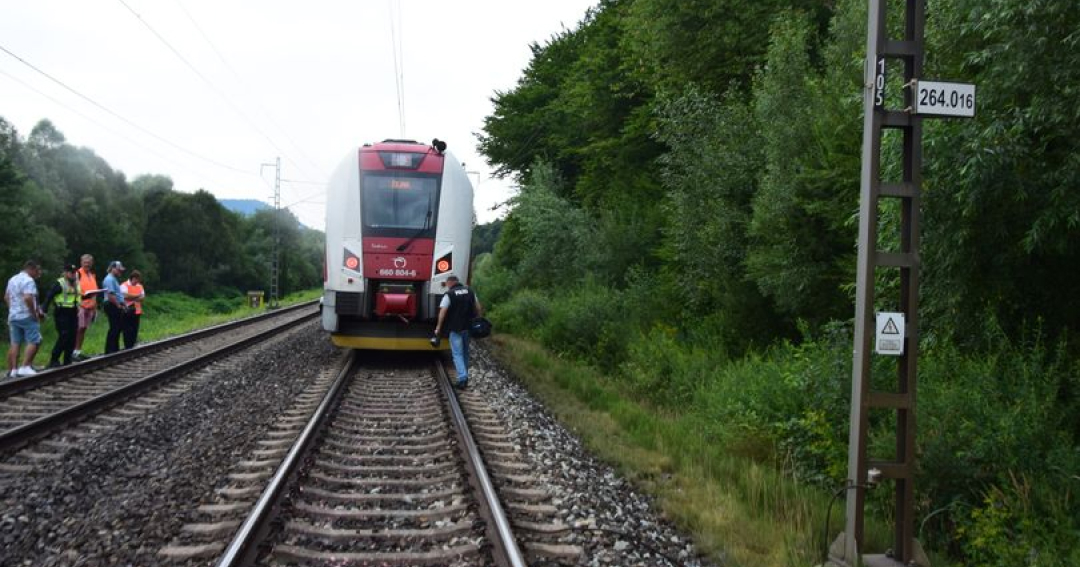 Ranná nehoda má tragický koniec: Osobný vlak zachytil 29-ročného muža, ten zraneniam na mieste podľahol | interez.sk